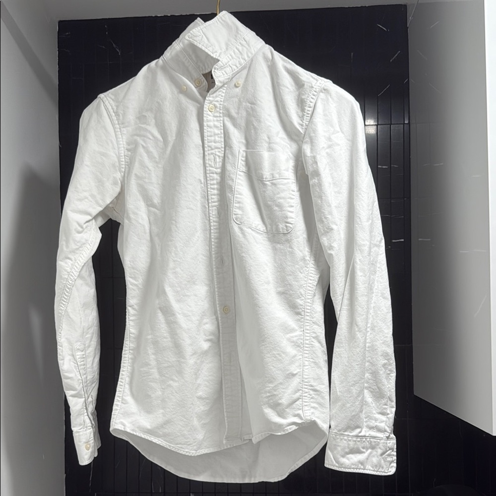 Uniqlo White Casual Button Down Shirt with Tailored Fit